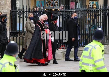 Il principe Charles e Camilla hanno visto lasciare l'Abbazia di Westminster dopo il servizio della Giornata della memoria nel centro di Londra, Regno Unito. Mercoledì 11 novembre 2020 Martin e Foto Stock
