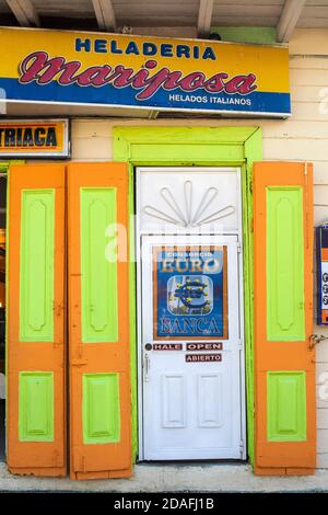 Repubblica Dominicana, Puerto Plata, Vittoriano gingerbread edifici che circondano il parco centrale Foto Stock