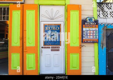 Repubblica Dominicana, Puerto Plata, Vittoriano gingerbread edifici che circondano il parco centrale Foto Stock