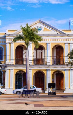 Repubblica Dominicana, Puerto Plata, Vittoriano gingerbread edifici che circondano il parco centrale Foto Stock