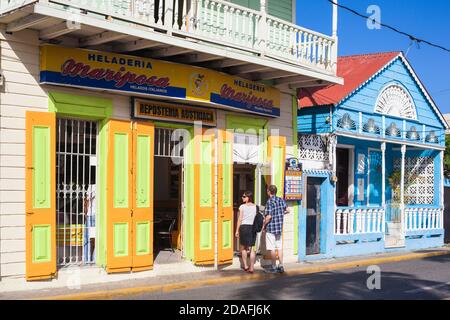 Repubblica Dominicana, Puerto Plata, Vittoriano gingerbread edifici che circondano il parco centrale Foto Stock