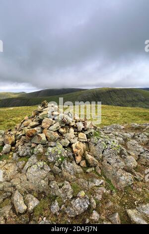 Il Summit Cairn di Caudale Moor Fell, Hartsop Valley, Kirkstone Pass, Lake District National Park, Cumbria, Inghilterra, Regno Unito Caudale Moor Fell è uno di t Foto Stock