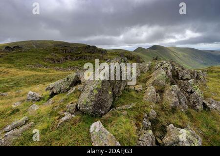 Il Summit Cairn di Caudale Moor Fell, Hartsop Valley, Kirkstone Pass, Lake District National Park, Cumbria, Inghilterra, Regno Unito Caudale Moor Fell è uno di t Foto Stock