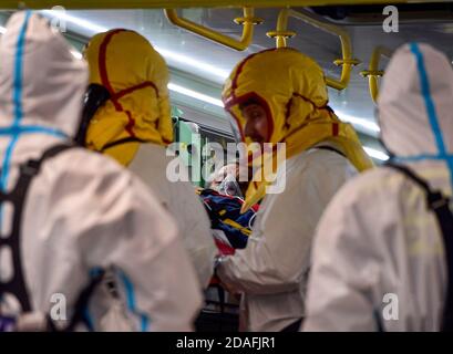 Praga, Repubblica Ceca. 12 Nov 2020. Gli operatori sanitari ricevono i pazienti affetti da coronavirus dall'ospedale Benesov all'ospedale universitario di Motol a Praga, Repubblica Ceca, il 12 novembre 2020. L'ospedale di Benesov è all'avanguardia nelle possibilità di capacità. Pertanto, dieci pazienti ventilati sono stati trasportati con il veicolo speciale di emergenza Atego all'ospedale universitario di Motol. Credit: Roman Vondrous/CTK Photo/Alamy Live News Foto Stock