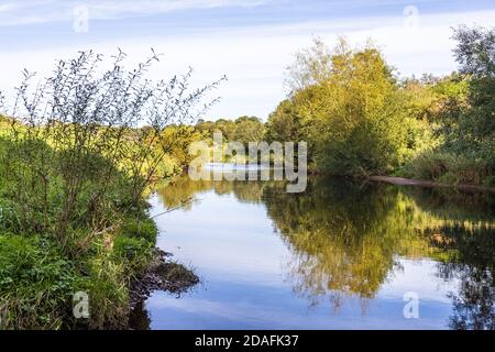 Il fiume Irthing scorre oltre il villaggio di Irthington, Cumbria UK