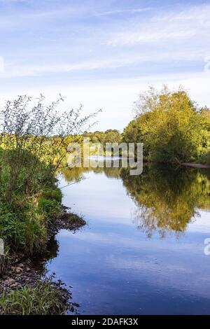 Il fiume Irthing scorre oltre il villaggio di Irthington, Cumbria UK
