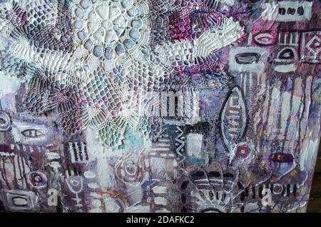 Pittura astratta con finestra e silhouette. Arte astratto dipinto sfondo in colori violacei. Grunge sfondo testurizzato. Arredamento interno. Foto Stock