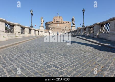 Roma, Italia - 12 marzo 2020: Il popolare punto turistico del ponte Sant'Angelo è ormai desertato, una rara vista a Roma, Italia. Oggi, il gove italiano Foto Stock