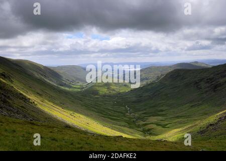 Vista dalla foce di Threshthwaite lungo la valle di Troutbeck, passo di Kirkstone, Lake District National Park, Cumbria, Inghilterra, Regno Unito Foto Stock