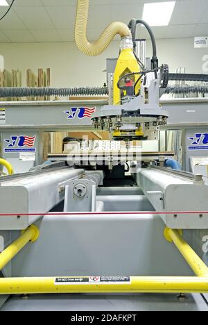 Un router orizzontale multiasse in officina. Foto Stock