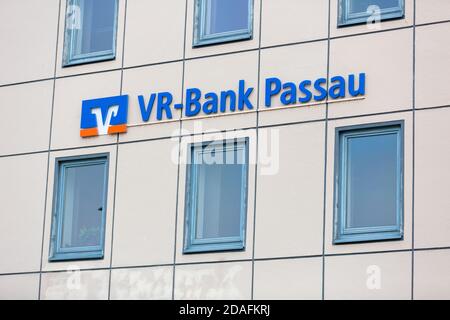 PASSAU / GERMANIA - 8 NOVEMBRE 2020: Logo di filiale della volksbank tedesca. Foto Stock