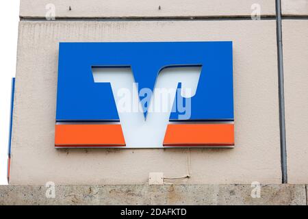 PASSAU / GERMANIA - 8 NOVEMBRE 2020: Logo di filiale della volksbank tedesca. Foto Stock