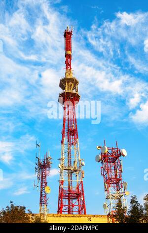 Vista verticale della torre della TV di Pyatigorsk sullo sfondo del cielo blu con le nuvole nel giorno di sole. Foto Stock