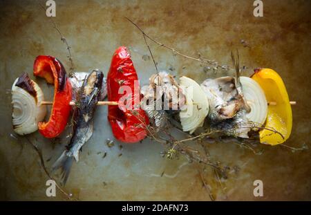 Sardine, Sardina pilchardus, che sono state acquistate da un supermercato nel Regno Unito e grigliate con peperoni, cipolle, timo fresco e olio d'oliva. Sar Foto Stock