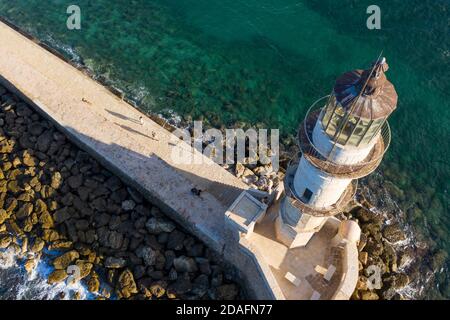 Vista aerea dall'alto del faro e della passerella nella città di la Canea, Creta, Grecia Foto Stock