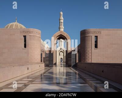 Esterno della Grande Moschea del Sultano Qaboos, Mascate, Sultanato dell'Oman Foto Stock