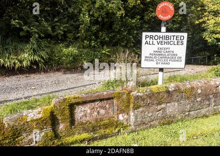 Avviso di divieto di circolazione (inclusi i motori non sicuri per la trazione) Sul Ponte Vecchio Lanercost costruito in pietra arenaria rossa sopra Fiume Irthing nel 1724 Foto Stock