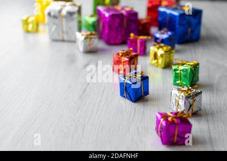 Confezioni regalo multicolore per le feste di varie dimensioni su sfondo bianco. Spazio di copia. Foto Stock