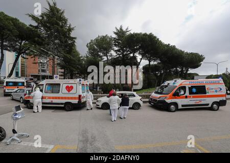 Napoli, Italia. 12 Nov 2020. Il personale medico assiste i casi sospetti di Covid-19 in arrivo in auto e in ambulanza in attesa di posti letto disponibili al di fuori dell'Ospedale per le malattie infettive di Cotugno a Napoli. Credit: Agenzia fotografica indipendente/Alamy Live News Foto Stock