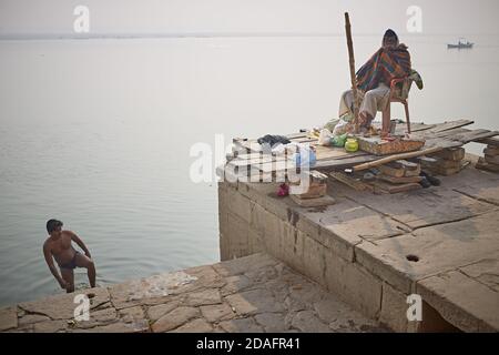 Varanasi, India, dicembre 2015. Uomini in un ghat del fiume Gange. Foto Stock