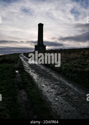 La silhouette del Peel Monument, conosciuta anche come Holcombe Tower o Peel Tower, è una torre commemorativa di Sir Robert Peel, fondatore della moderna polizia britannica F. Foto Stock