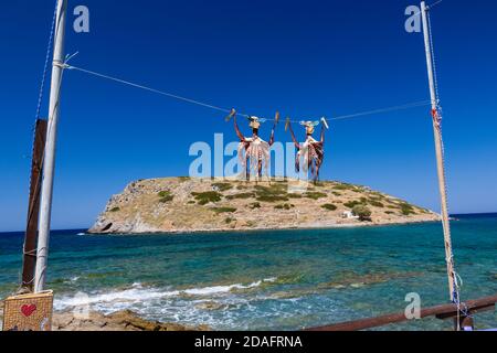 Octopus appena pescato appeso e asciugato al sole su un'isola greca (Mochlos, Creta) Foto Stock