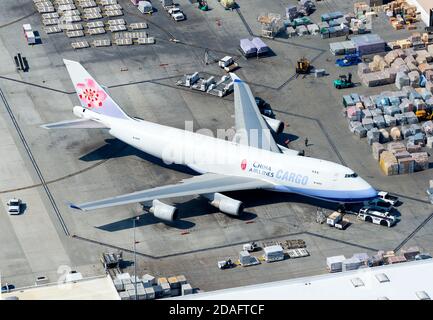 China Airlines Cargo Boeing 747 Freighter presso la rampa di carico dell'aeroporto di Los Angeles. Più pallet di carico dell'aeroporto che circondano l'aereo 747-400. Foto Stock