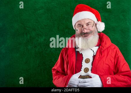 Uomo mature con occhiali sulla faccia che indossa il cappello di Santa, Santa sorridente e guardando la macchina fotografica, spazio di copia Foto Stock