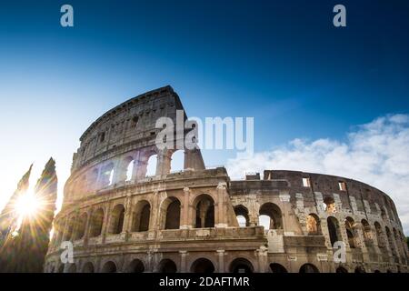 Roma, Italia. Il Colosseo o il Colosseo a sunrise. Foto Stock