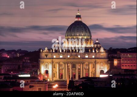 Splendida vista della Basilica di San Pietro a Roma al tramonto Foto Stock