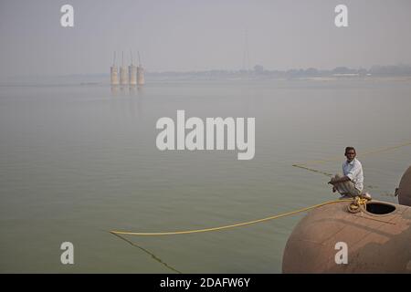 Varanasi, India, dicembre 2015. Un uomo che pesca nel fiume Gange. Foto Stock
