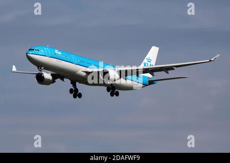 Amsterdam / Paesi Bassi - 3 luglio 2017: KLM Royal Dutch Airlines Airbus A330-300 PH-AKB aereo passeggeri arrivo e atterraggio ad Amsterdam Schipol Airpo Foto Stock