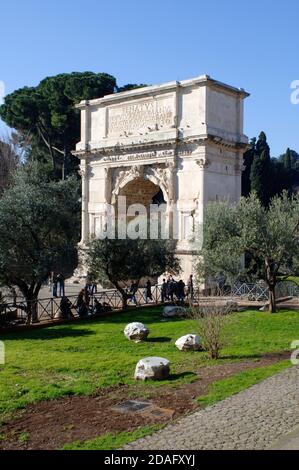 Vista dell'arco dell'imperatore Tito nel Foro Romano a Roma Italia Foto Stock