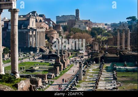 Vista del Foro Romano di Roma dall'alto un giorno di primavera Foto Stock