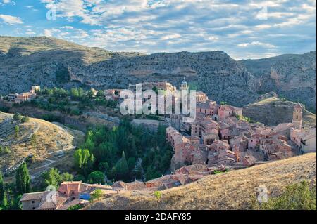 La bellissima città di Albarracin vista dalla cima delle sue mura medievali e la gola del fiume Guadalaviar, Teruel Foto Stock