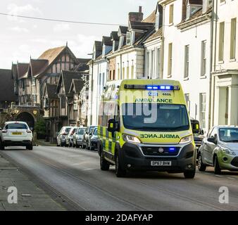 West Midlands Ambulance è un paramedico su un grido a Warwick, Warwickshire Foto Stock