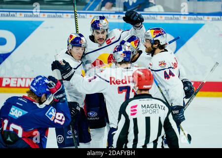 Mannheim, Germania. 12 Nov 2020. Hockey su ghiaccio: Magenta Sport Cup, Adler Mannheim - EHC Red Bull Monaco, turno preliminare, Gruppo B, 1° giorno di gioco, SAP Arena. Il team di Monaco si acclama per l'obiettivo dello 0:1. Credit: Uwe Anspach/dpa/Alamy Live News Foto Stock