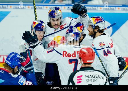 Mannheim, Germania. 12 Nov 2020. Hockey su ghiaccio: Magenta Sport Cup, Adler Mannheim - EHC Red Bull Monaco, turno preliminare, Gruppo B, 1° giorno di gioco, SAP Arena. Il team di Monaco si acclama per l'obiettivo dello 0:1. Credit: Uwe Anspach/dpa/Alamy Live News Foto Stock