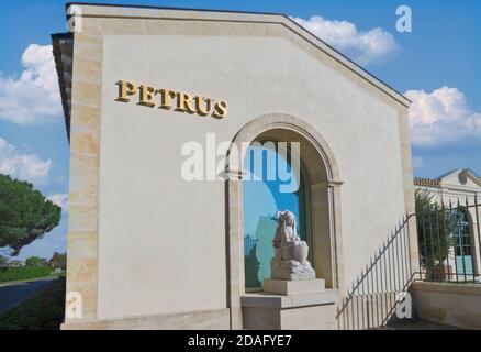 façade Pétrus Château cantina grotta con la statua di Pietro Apostolo. Pomerol, Gironde, Francia Pomerol Bordeaux Foto Stock