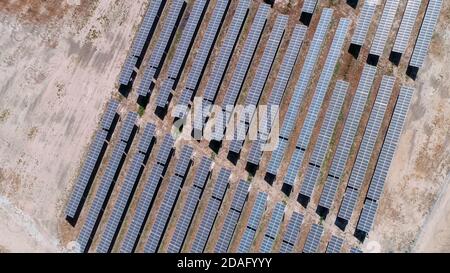 Vista aerea, vista dall'alto dei pannelli solari, energia solare, nel deserto Foto Stock