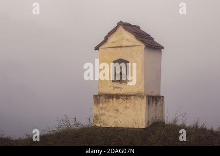 Alcova cappella nella nebbia, giorno foggy autunno Foto Stock