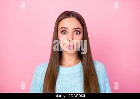 Closeup foto di bella signora che invia aria baci ragazzo espressione facciale folle che si respira intorno indossare pullover in maglia blu isolato pastello Foto Stock