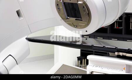 Primo piano della radiologia moderna del generatore di raggi X Imaging Machine nel tavolo della sala raggi X, apparecchiature mediche e componenti delle macchine per l'assistenza sanitaria. Foto Stock