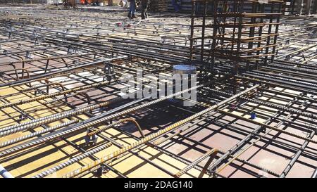 costruzione di barre di acciaio per fondazioni a griglia in cantiere. Foto Stock