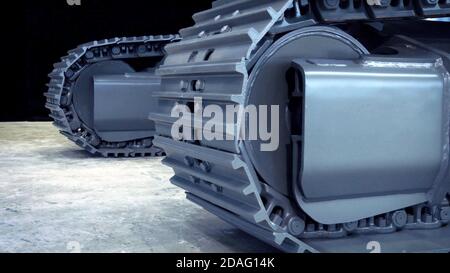 cingoli continui di costruzione caterpillar, nuovi bulldozer in acciaio ruote in metallo primo piano. Foto Stock