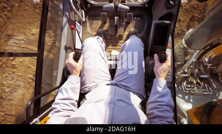 La vista del conducente, il pannello di controllo di un bulldozer moderno o escavatore o caricatore, un uomo in macchine pesanti trattore Construction Duty vehicle comm Foto Stock