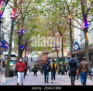 New Street illuminata da decorazioni natalizie nel novembre 2020 durante un mese lungo covid lockdown Foto Stock