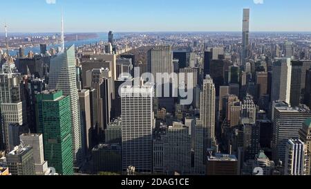 Vista aerea dall'alto dello skyline di Manhattan con vista dei grattacieli urbani nel giorno di sole, New York City, USA Foto Stock