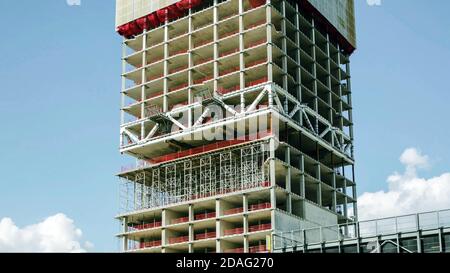alto e moderno edificio in costruzione Foto Stock