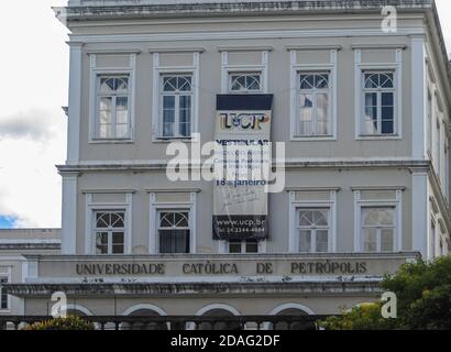 Petropolis, Brasile - 23 dicembre 2008: Primo piano della bandiera vestibolare, esempio di ingresso, nella parte superiore della facciata dell'edificio dell'Università Cattolica. Foto Stock